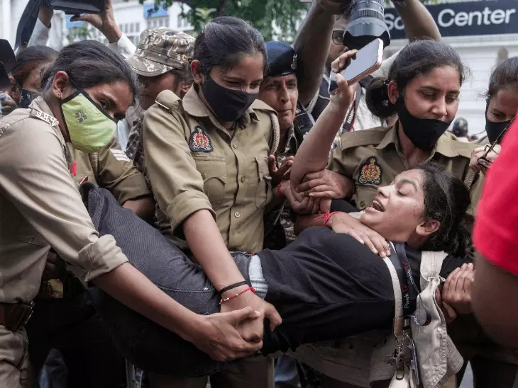 दिल्ली में प्रदर्शन के दौरान मेट्रो और इंटरनेट बंद करने के मामले की सुनवाई करता सुप्रीम कोर्ट।