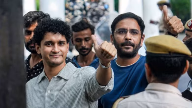 दिल्ली के जंतर-मंतर पर प्रदर्शन के दौरान CJP नेता सौरव दास और आशुतोष रांका को हिरासत में लिए जाने की घटना।