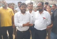 अंबेडकरनगर के बबुरहिया में अदालती कार्रवाई के दौरान जेसीबी के सामने बैठी महिलाएं