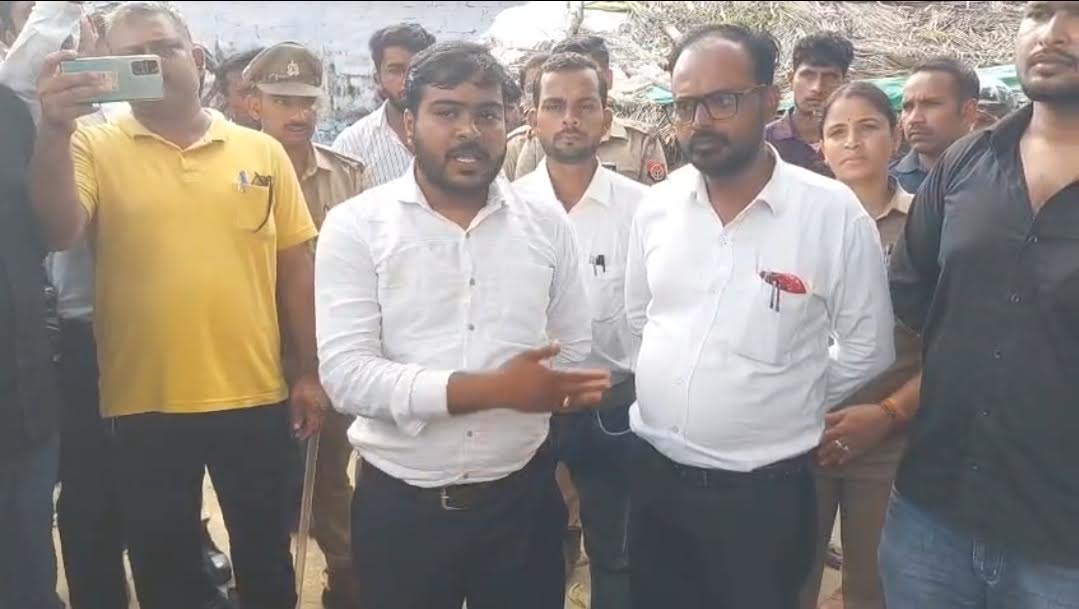 अंबेडकरनगर के बबुरहिया में अदालती कार्रवाई के दौरान जेसीबी के सामने बैठी महिलाएं