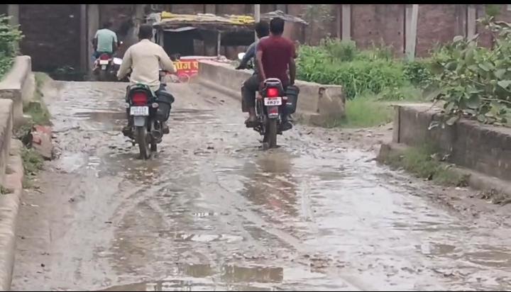 अंबेडकरनगर के गोलपुर में जर्जर पुलिया पर गड्ढे और जलभराव।