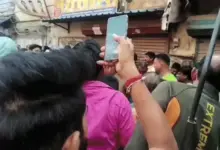 दिल्ली में DTC बस और ट्रक से जुड़े दो सड़क हादसों की घटनास्थल की तस्वीर।