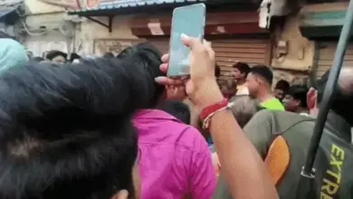 दिल्ली में DTC बस और ट्रक से जुड़े दो सड़क हादसों की घटनास्थल की तस्वीर।