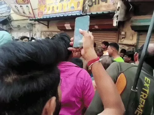 दिल्ली में DTC बस और ट्रक से जुड़े दो सड़क हादसों की घटनास्थल की तस्वीर।
