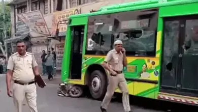 दिल्ली के आनंद पर्वत में DTC बस की टक्कर और द्वारका में ट्रक से हुए सड़क हादसे की तस्वीर