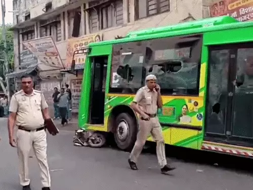 दिल्ली के आनंद पर्वत में DTC बस की टक्कर और द्वारका में ट्रक से हुए सड़क हादसे की तस्वीर