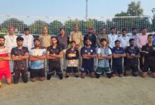 अंबेडकरनगर में अंतरमहाविद्यालयीय पुरुष वॉलीबॉल प्रतियोगिता जीतने वाली देव इंद्रावती पीजी कॉलेज की टीम।
