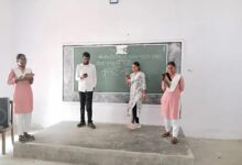अंबेडकरनगर के महाविद्यालय में डिजिटल जागरूकता पर नुक्कड़ नाटक प्रस्तुत करते विद्यार्थी
