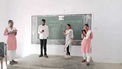 अंबेडकरनगर के महाविद्यालय में डिजिटल जागरूकता पर नुक्कड़ नाटक प्रस्तुत करते विद्यार्थी