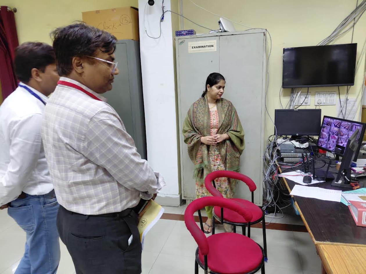 अकबरपुर-टांडा मार्ग पर डीएम आवास के पास इलेक्ट्रॉनिक दुकान, जहां रणजीत वर्मा का शव मिला।