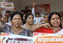 अंबेडकरनगर में कांग्रेस कार्यालय के बाहर छात्राओं के कथित उत्पीड़न के मामले को लेकर प्रदर्शन करते भाजपा महिला मोर्चा के कार्यकर्ता।
