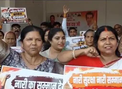 अंबेडकरनगर में कांग्रेस कार्यालय के बाहर छात्राओं के कथित उत्पीड़न के मामले को लेकर प्रदर्शन करते भाजपा महिला मोर्चा के कार्यकर्ता।