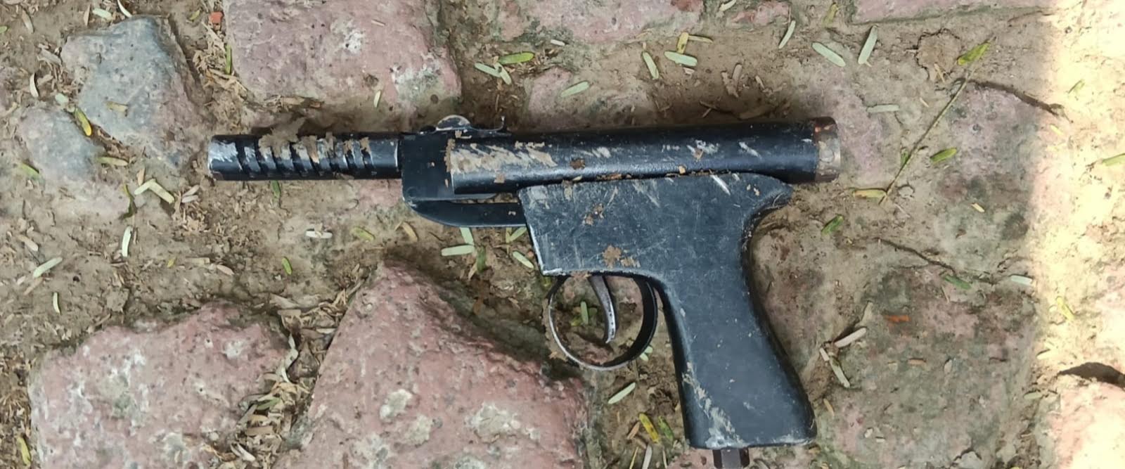 अंबेडकरनगर के गडडगवा चौराहे पर बाइक हादसे के बाद पुलिस कार्रवाई