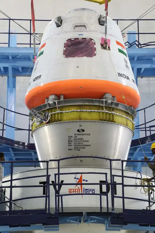 गगनयान मिशन के क्रू मॉड्यूल और सर्विस मॉड्यूल की संरचना तथा सेपरेशन सिस्टम से जुड़ा चित्र।