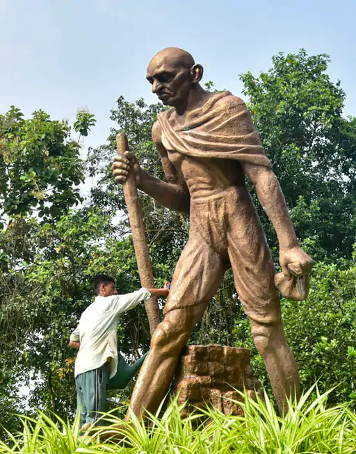 गांधी जयंती पर संविधान सदन में महात्मा गांधी को श्रद्धांजलि देते प्रधानमंत्री और नेता