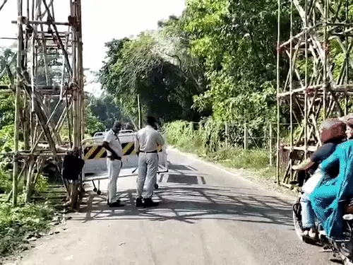गायघाटा में छात्रा की मौत और आरोपी की पुलिस मुठभेड़ के बाद सुरक्षा में तैनात पुलिसकर्मी।