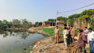 कानपुर के घाटमपुर में तालाब में डूबे बुजुर्ग के शव को निकालने के लिए चलाया गया बचाव अभियान।