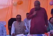 लखनऊ में लक्ष्मण पार्क के पास गोमती नदी में मछलियों के बच्चों को छोड़ते उपमुख्यमंत्री ब्रजेश पाठक और मत्स्य मंत्री डॉ. संजय निषाद।