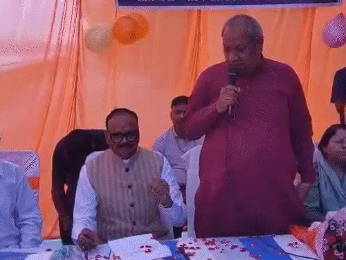 लखनऊ में लक्ष्मण पार्क के पास गोमती नदी में मछलियों के बच्चों को छोड़ते उपमुख्यमंत्री ब्रजेश पाठक और मत्स्य मंत्री डॉ. संजय निषाद।