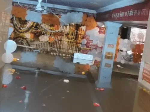 लखनऊ के लेटे हनुमान मंदिर के गर्भगृह में भरा गोमती नदी का पानी