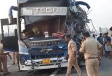 अंबेडकरनगर के जैतपुर में गोरखपुर लिंक एक्सप्रेसवे पर ट्रेलर से टकराने के बाद क्षतिग्रस्त बस।