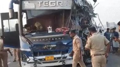 अंबेडकरनगर के जैतपुर में गोरखपुर लिंक एक्सप्रेसवे पर ट्रेलर से टकराने के बाद क्षतिग्रस्त बस।