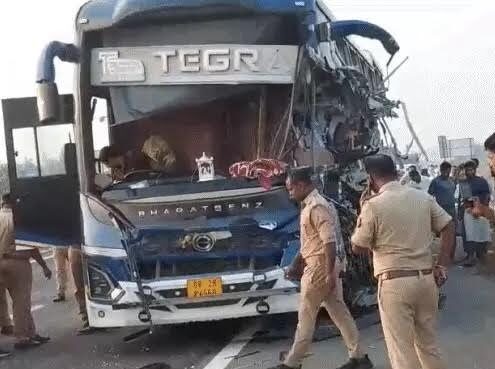 अंबेडकरनगर के जैतपुर में गोरखपुर लिंक एक्सप्रेसवे पर ट्रेलर से टकराने के बाद क्षतिग्रस्त बस।
