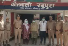 ग्रेटर नोएडा के रबूपुरा क्षेत्र में एक परिवार के पांच सदस्यों की मौत के मामले में घटनास्थल पर जांच करती पुलिस।