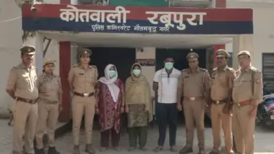 ग्रेटर नोएडा के रबूपुरा क्षेत्र में एक परिवार के पांच सदस्यों की मौत के मामले में घटनास्थल पर जांच करती पुलिस।