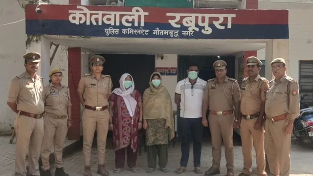 ग्रेटर नोएडा के रबूपुरा क्षेत्र में एक परिवार के पांच सदस्यों की मौत के मामले में घटनास्थल पर जांच करती पुलिस।