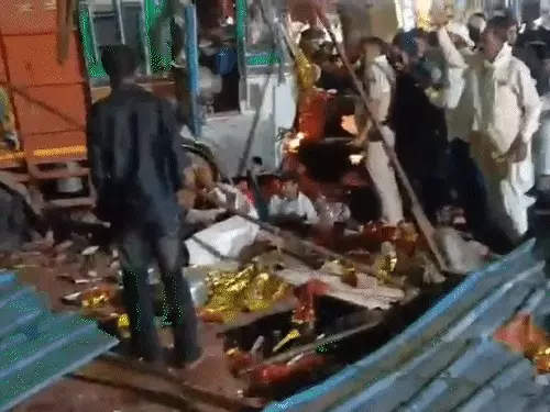 ग्वालियर के शीतला माता मंदिर के पास श्रद्धालुओं को कुचलने वाले ट्रक हादसे में 15 लोगों की मौत और 26 लोग घायल।