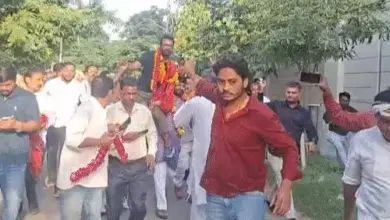 आगरा में CEC ज्ञानेश कुमार के आवास पर प्रदर्शन मामले में जमानत के बाद जेल से बाहर आते कांग्रेस कार्यकर्ता।