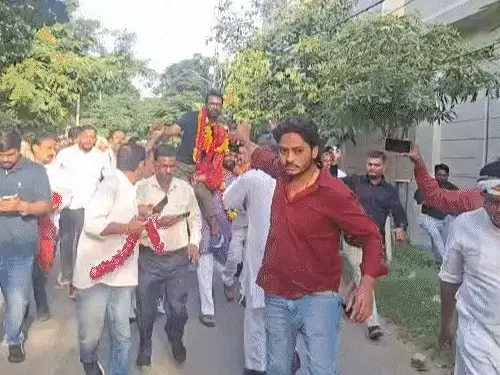 आगरा में CEC ज्ञानेश कुमार के आवास पर प्रदर्शन मामले में जमानत के बाद जेल से बाहर आते कांग्रेस कार्यकर्ता।