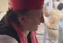 लखनऊ के हजरतगंज में ज्ञानेश कुमार के इस्तीफे की मांग को लेकर प्रदर्शन करते समाजवादी पार्टी कार्यकर्ता।