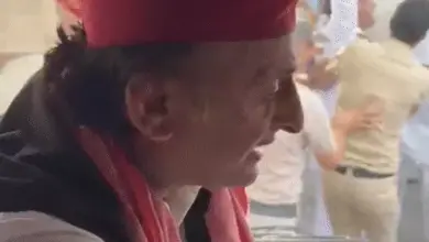 लखनऊ के हजरतगंज में ज्ञानेश कुमार के इस्तीफे की मांग को लेकर प्रदर्शन करते समाजवादी पार्टी कार्यकर्ता।