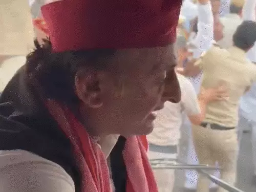 लखनऊ के हजरतगंज में ज्ञानेश कुमार के इस्तीफे की मांग को लेकर प्रदर्शन करते समाजवादी पार्टी कार्यकर्ता।