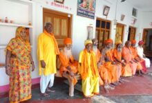 अंबेडकरनगर के टांडा क्षेत्र के हकीमपुर गांव में आयोजित संत सम्मेलन में धार्मिक और सामाजिक मूल्यों पर विचार रखते संत।