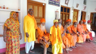 अंबेडकरनगर के टांडा क्षेत्र के हकीमपुर गांव में आयोजित संत सम्मेलन में धार्मिक और सामाजिक मूल्यों पर विचार रखते संत।