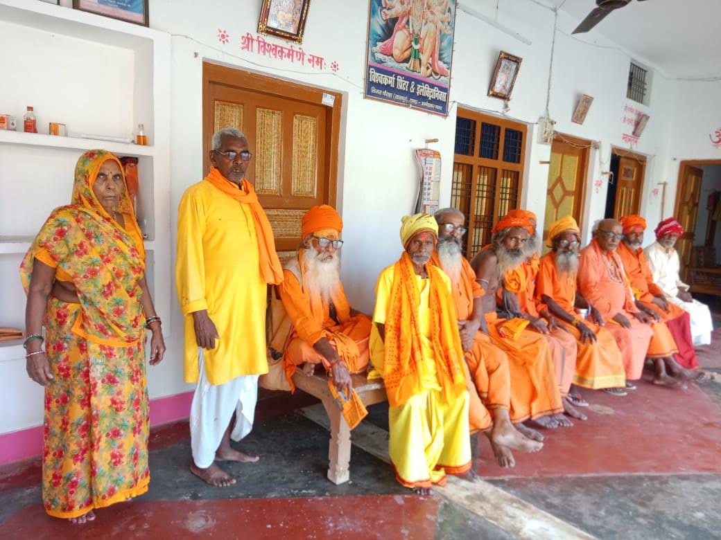 अंबेडकरनगर के टांडा क्षेत्र के हकीमपुर गांव में आयोजित संत सम्मेलन में धार्मिक और सामाजिक मूल्यों पर विचार रखते संत।