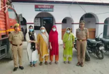 हापुड़ के दरगाह शरीफ मोहल्ले में बच्चों के खेलने को लेकर महिलाओं के बीच हुई मारपीट के मामले में पुलिस कार्रवाई।
