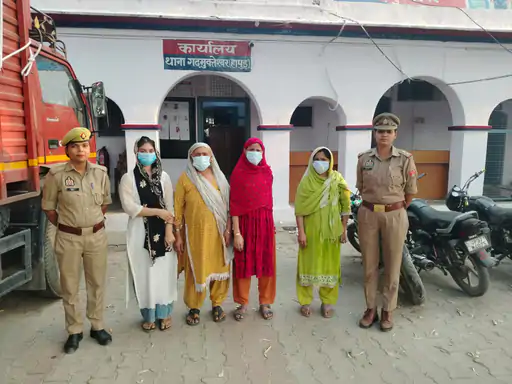 हापुड़ के दरगाह शरीफ मोहल्ले में बच्चों के खेलने को लेकर महिलाओं के बीच हुई मारपीट के मामले में पुलिस कार्रवाई।
