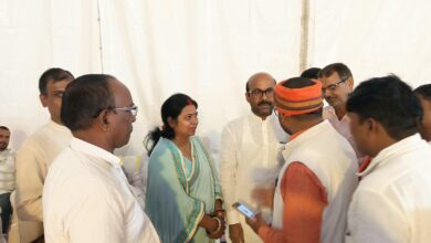अंबेडकरनगर में भाजपा नेत्री डॉ. प्रेमलता भारती और अन्य पार्टी नेता हरिश द्विवेदी की दिवंगत माता के चित्र पर पुष्प अर्पित करते हुए।