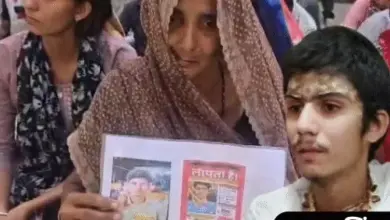 मथुरा में बरामद हाथरस के 16 वर्षीय लापता किशोर अनुज से मिलते परिजन।