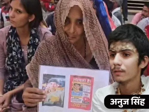 मथुरा में बरामद हाथरस के 16 वर्षीय लापता किशोर अनुज से मिलते परिजन।