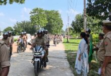 अंबेडकरनगर पुलिस लाइन में नवरात्र के दौरान महिला सुरक्षा के लिए गठित मोटरसाइकिल चेकिंग दस्तों को रवाना करतीं एसपी प्राची सिंह।
