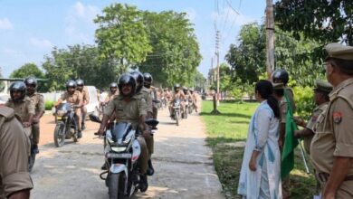 अंबेडकरनगर पुलिस लाइन में नवरात्र के दौरान महिला सुरक्षा के लिए गठित मोटरसाइकिल चेकिंग दस्तों को रवाना करतीं एसपी प्राची सिंह।