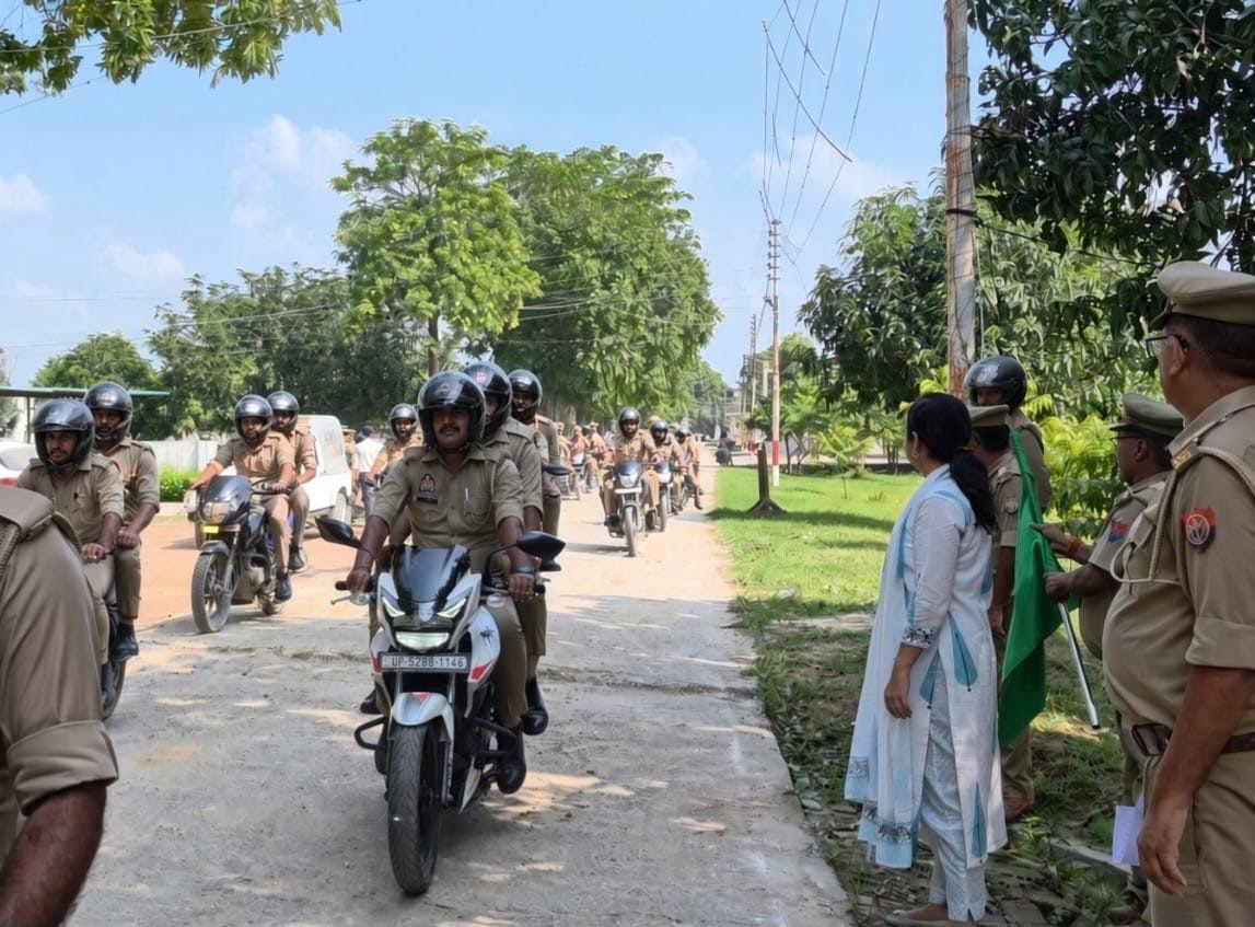 अंबेडकरनगर पुलिस लाइन में नवरात्र के दौरान महिला सुरक्षा के लिए गठित मोटरसाइकिल चेकिंग दस्तों को रवाना करतीं एसपी प्राची सिंह।