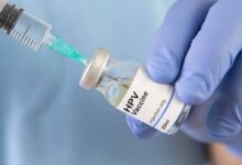 अंबेडकरनगर में किशोरियों को HPV टीका लगाते स्वास्थ्यकर्मी।