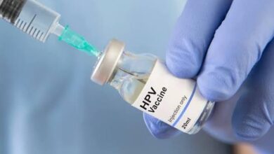 अंबेडकरनगर में किशोरियों को HPV टीका लगाते स्वास्थ्यकर्मी।