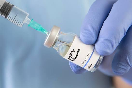 अंबेडकरनगर में किशोरियों को HPV टीका लगाते स्वास्थ्यकर्मी।